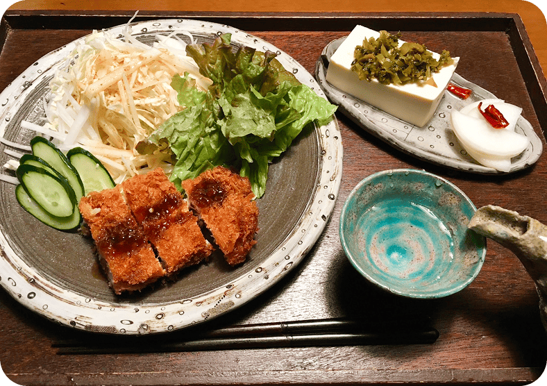 とんかつ料理の皿